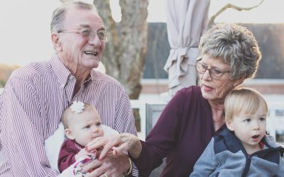 ¿Cómo afecta la pérdida auditiva en las personas mayores?