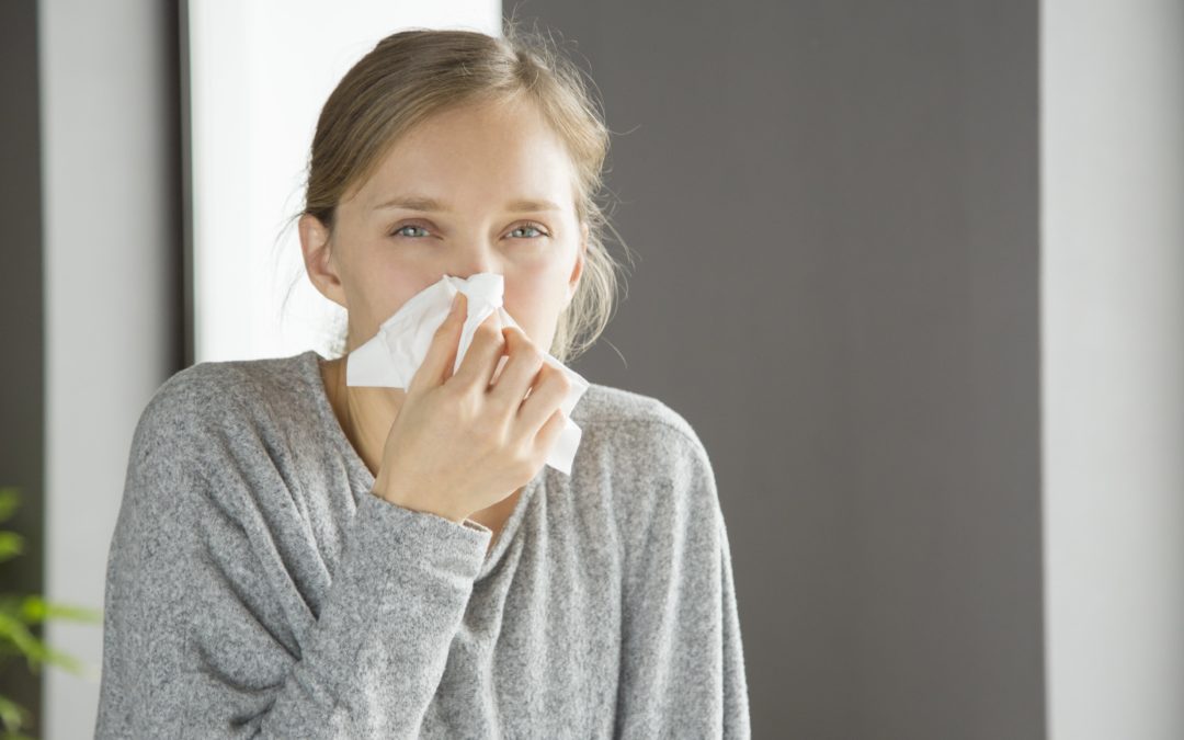 ¿Cómo diferenciar la rinitis alérgica de un resfriado común?